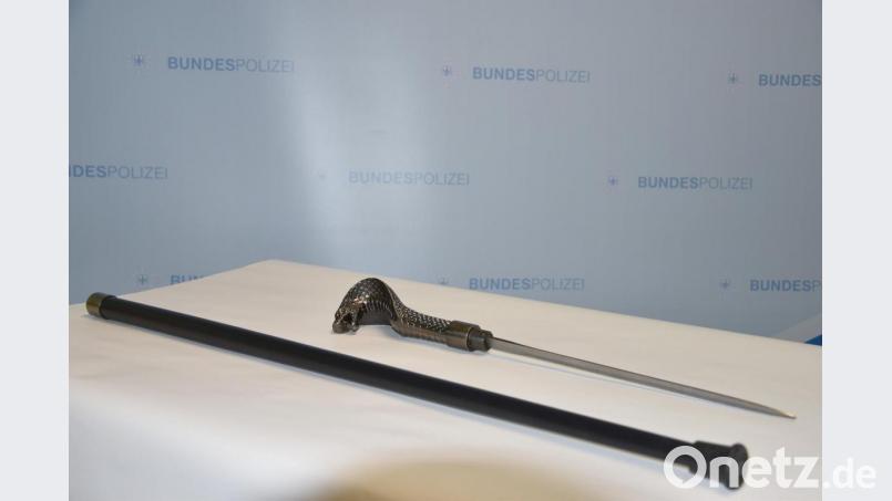 Einen Gehstock, der zum Töten taugt, beschlagnahmten Bundespolizeifahnder aus Waidhaus bei einem 31-jährigen Belgier. Bild: Bundespolizei Waidhaus