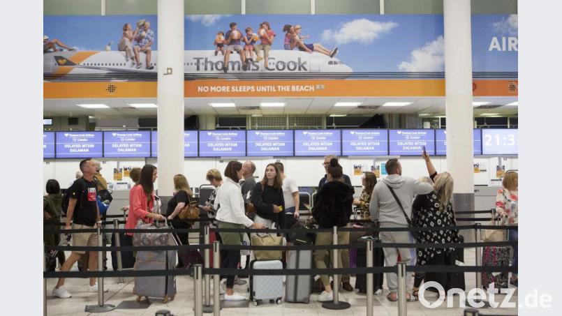 Check-In-Schalter des britischen Reisekonzerns Thomas Cook im Südterminal des Flughafens Gatwick. Die Bemühungen um Rettung des angeschlagenen britischen Touristikkonzerns Thomas Cook sind gescheitert. Rick Findler/PA Wire/dpa Bild: Rick Findler