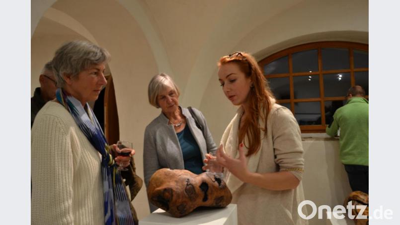Kateřina Kubalová erklärt Besuchern der Vernissage ihr Werk &quot;Das haptische Herz&quot;. Bild: inl