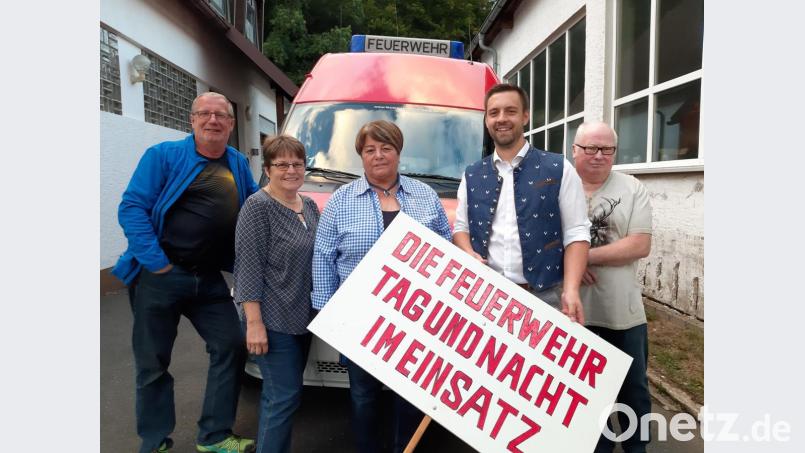 Von links: Manfred und Jutta Hautmann, Anneliese Zach, Vorstand Christian Schöler und Johannes Zach mit dem der von ihm gefertigten Tafel. Bild: gis
