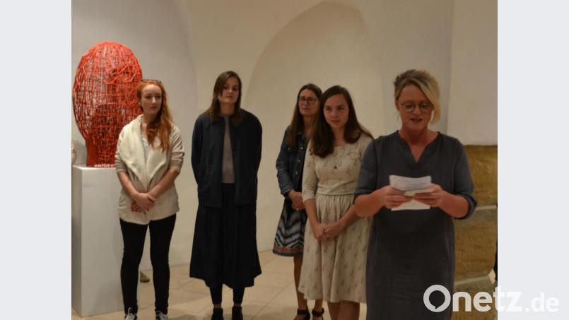 Nach einer Einführung von Hanna Regina Uber (rechts) erklärten die angereisten Künstlerinnen Kateřina Kubalová, Tereza Fišerová und Herta Wimmer-Knorr (von links) ihre Werke. Für Kubalová und Fišerová übersetzte Veronika Křížková vom Centrum Bavaria Bohemia (2. von rechts). Bild: inl
