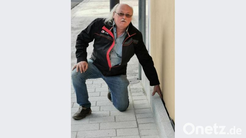 Nicht besonders erfreut ist Anlieger Josef Meckl über den Spalt zwischen Hausmauer und Fliesen. Bild: gz