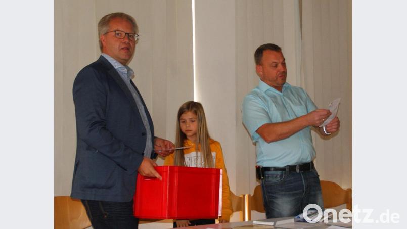 ArGe-Vorsitzender Georg Keil (rechts) und Jugendbeauftrager Harald Klatzka standen &quot;Glücksfee&quot; Theresa Birner bei der Ziehung im Pfarrheim zur Seite. Bild: agr