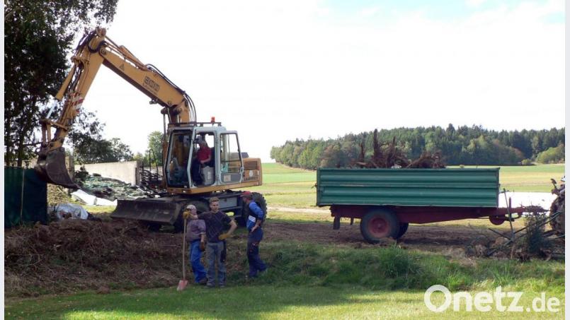 Der Startschuss für den Bau des Mehrgenerationenspielplatzes in Sassenreuth fällt: Freiwillige Helfer der Dorfgemeinschaft beginnen Ende vergangener Woche mit den Erdarbeiten. Dabei dürfen Bagger sowie Bulldog mit Kipper nicht fehlen. Außerdem werden die Bretter für den Sichtschutzzaun grundiert. Bild: lep