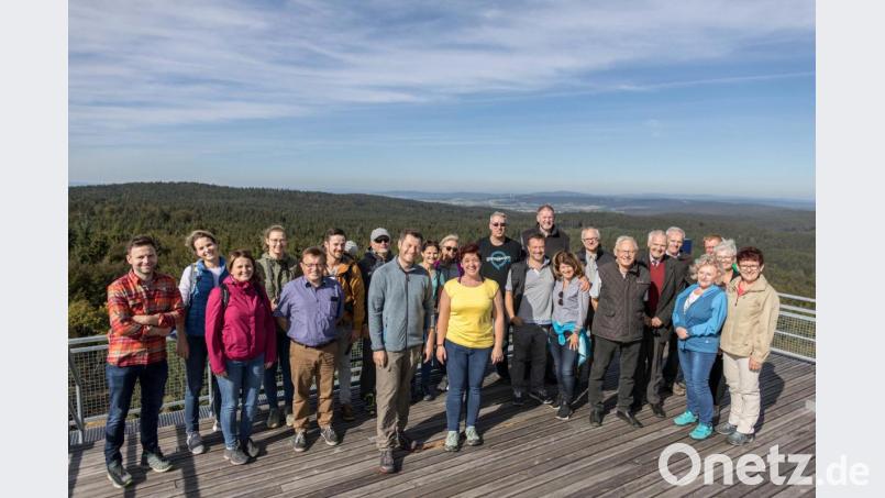 Zur grenz- und fraktionsübergreifenden Wanderung hatten am Sonntag die Landtagsabgeordneten Anna Toman (Bündnis90/Die Grünen) und Christoph Skutella (FDP) eingeladen. Auf dem Havran (Großer Rabenberg) konnten die Teilnehmer den Blick vom 24 Meter hohen Aussichtsturm genießen. Bild: dtr