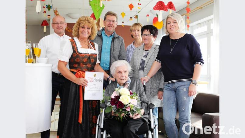 Ihren 95. Geburtstag feiert Gerdtrud Fischer (sitzend). Mit auf dem Bild (von links) stellvertretender Heimleiter Wolfgang Gruber, dritte Bürgermeisterin Sonja Heindl, Sohn Rudolf Fischer, Verwaltungsangestellte Rosi Weiß, Schwiegertochter Christine Fischer und Enkelin Michaela. Bild: njn
