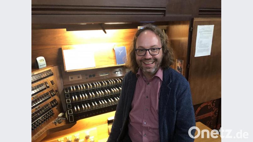 Stefan Schultes, der Gymnasiallehrer am Kepler-Gymnasium und Organist stellt mit Begeisterung die Geheimnisse der Eisenbarth-Jann-Orgel vor. Bild: dok