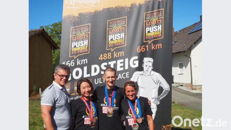 Die drei Gewinner des Ultrarace sind erschöpft, aber glücklich. Bild: Lena Rückerl