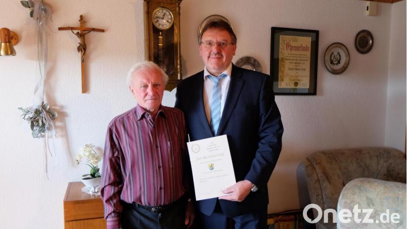 Bürgermeister Hans-Martin Schertl überbringt dem Jubilar Alwin Kergl die Glückwünsche der Stadt Vilseck. Bild: Stefanie Gradl