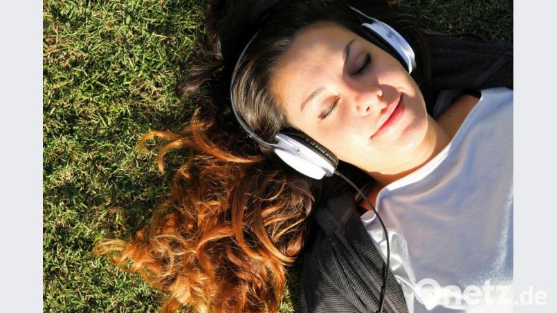 Hören Sie sich glücklich mit Musik. Bild: Spectral-Design – stock.adobe.com