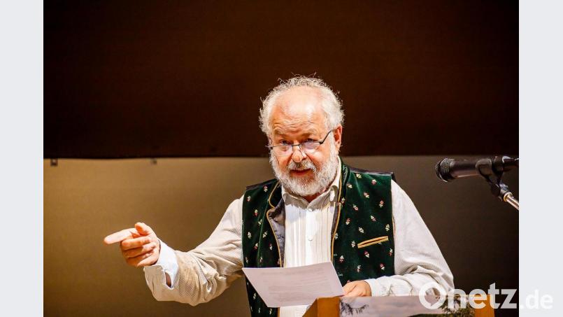 Alfred Wolfsteiner, Eugen-Oker-Kenner und ehemaliger Leiter der Schwandorfer Stadtbibliothek, ließ die Geschichten und Gedichte des Autors im Künstlerhaus aufleben. Bild: sus
