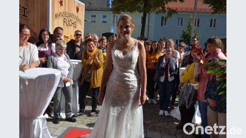 Aktuelle Brautmode präsentierten fünf Models am Oberen Markt in Mitterteich. Die Zuschauer sparten nicht mit Beifall. Bild: jr