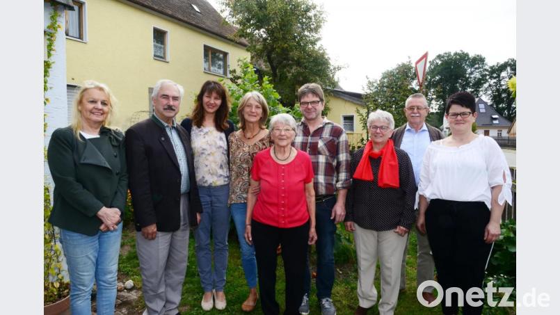 Barbara Stangl (Fünfte von links) feiert ihren 80. Geburtstag. Am Montagvormittag gratulieren im Beisein ihrer Kinder Michaela, Anni und Peter (hinter der Jubilarin) Seniorenbeauftragte Isolde Gewargis, Bürgermeister Karl-Heinz Preißer (von links) sowie die Vertreterinnen des Katholischen Frauenbunds und OWV-Vorsitzender Wolfgang Eimer, Bild: bey