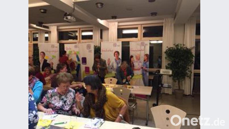 Bei der Bildungskonferenz des Katholischen Frauenbunds diskutieren Frauen im Pfarrheim St. Georg. Bild: exb