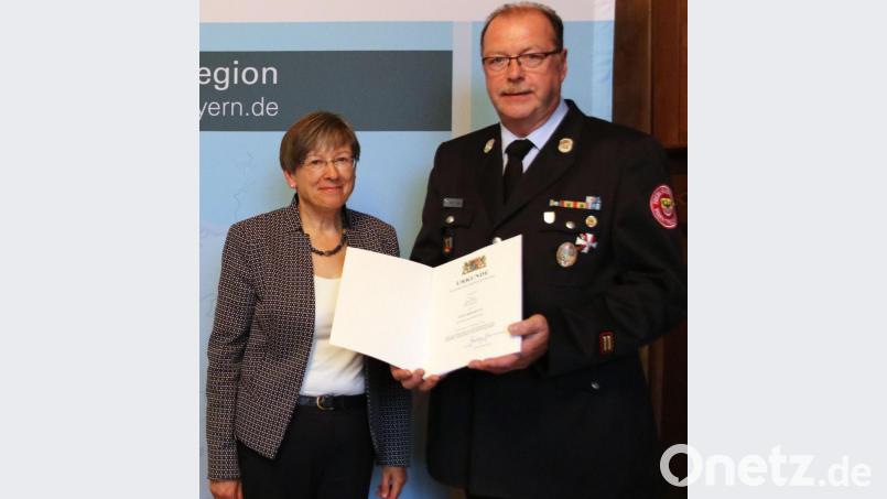 Regierungspräsidentin Heidrun Piwernetz überreichte Heinz Jahreis das Steckkreuz für besondere Verdienste um das Feuerlöschwesen. Bild: exb
