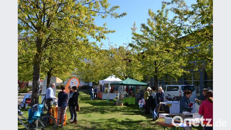 Auf dem Campusinnenhof konnten Besucher Fairtrade-Produkte kaufen und sich über nachhaltige Projekte in der Region informieren. Bild: inl