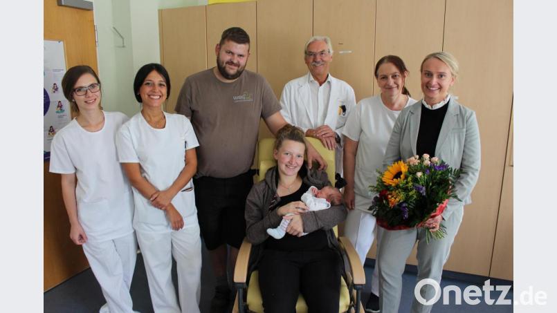 Der kleine Marco ist die 1000. Geburt am Klinikum Weiden. Mama Christina und Papa Sebastian sind mächtig stolz. Für das Klinikum Weiden gratulieren (von links nach rechts) MUDr. Denisa Kazdova, Hebamme Francesca Ignaccolo, Oberarzt Dr. Karl-Heinz Mark, stellvertretende Stationsleiterin Elisabeth Kick und stellvertretende Pflegedirektorin Michaela Hutzler. Bild: Kliniken Nordoberpfalz AG, Michael Reindl