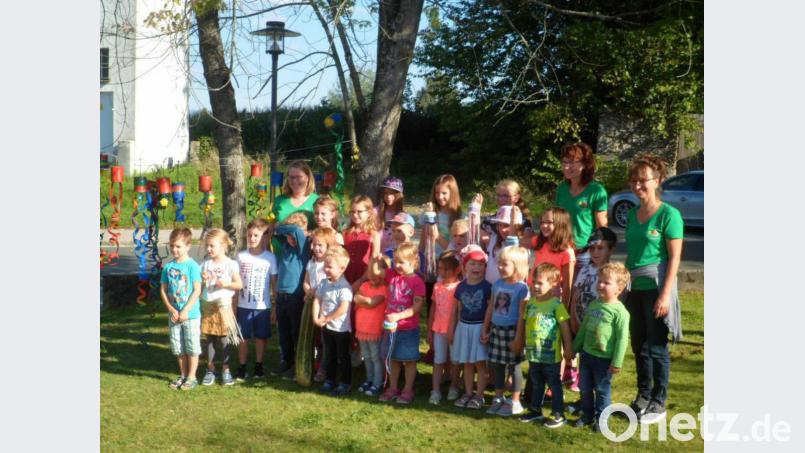 Die Teilnehmer der Kinderaktion mit ihren selbstgebastelten Quallen. Die drei Damen vom Vorstandsteam Martina Irlbacher, Anita Dietl und Nicole Spachtholz (von re) freuen sich über die gute Resonanz. Bild: bej