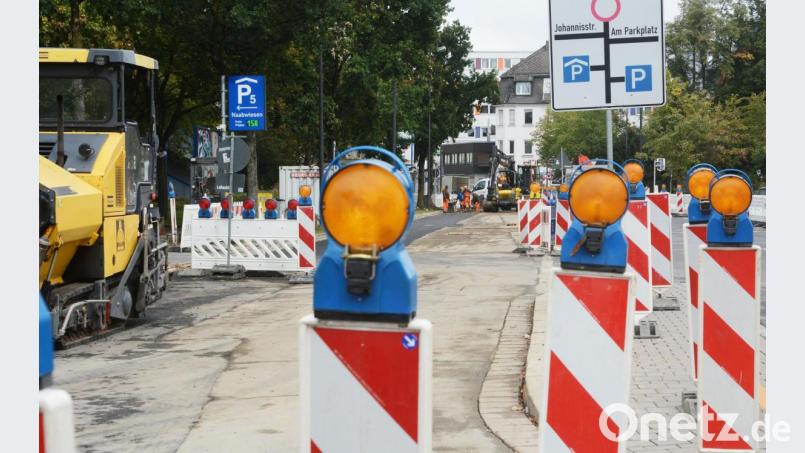Restarbeiten. Auch die Leibnizstraße, in der seit Frühjahr ein Kanal verlegt wurde, und die ein wichtiger Zubringer sein wird, ist zur NOC-Eröffnung wieder frei befahrbar. Bild: Gabi Schönberger