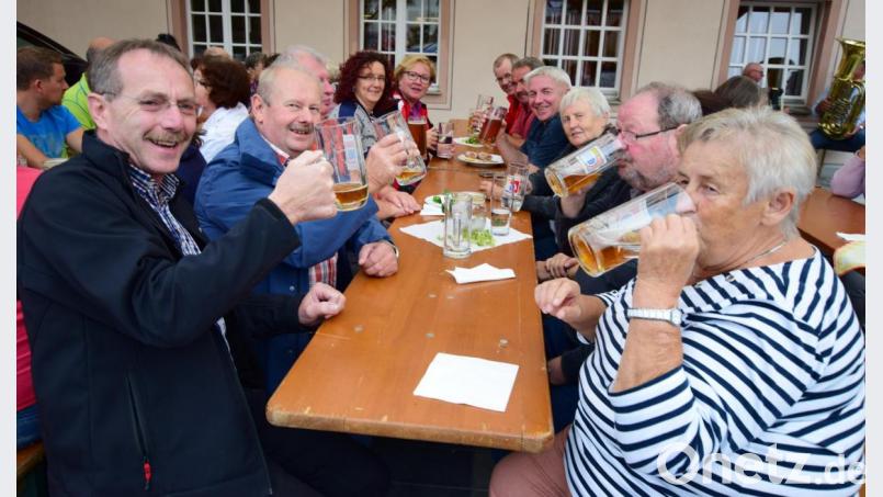 Gut gelaunt lassen sich die Besucher des Hopfenfestes das Illschwanger Hopfenbier schmecken. Bild: no