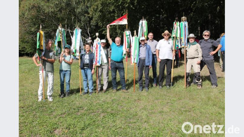 OWV-Hauptvorsitzender Armin Meßner (rechts) genießt wie die anderen Teilnehmer die Herbstwanderung in Georgenberg. Bild: pi