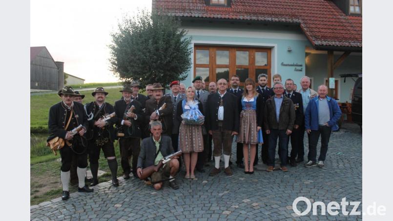 Die Böllerschützen sowie die Soldaten- und Reservistenkameradschaft aus Tirschenreuth (von links) gratulierten Gerhard Spitzl (Neunter von rechts) zum 70. Geburtstag. Ebenso die Feuerwehr Rosall sowie der Arbeitskreis Historisches Handwerk. Bild: exb/Simon Schmidkonz