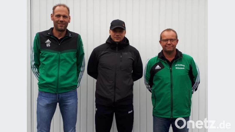 René Niemann (Mitte) ist der neue Trainer des SV Kohlberg. SV-Abteilungsleiter Uwe Schmidt (links) und 2. Vorsitzender Norbert Merkel begrüßten den „Neuen“. Bild: exb