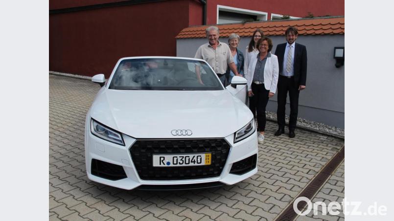 Franz Gürtler und Ehefrau Maria freuen sich über einen Hauptgewinn. Dazu gratulieren auch die Bankmitarbeiter Maria Wittmann, Karin Lindner und Adolf Hammerl (von links). Bild: gi