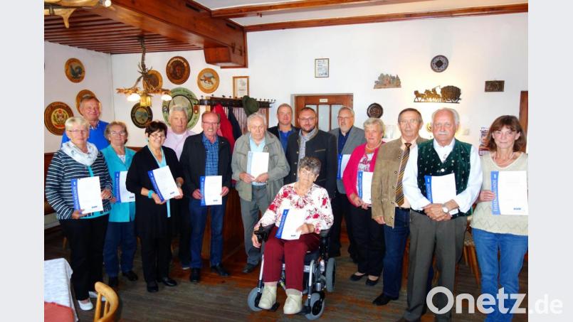 Ortsvorsitzender Helmut Federl (Dritter von rechts) ernennt Karl Nickl (Sechster von links) neben weiteren Ehrungen im Vereinslokal &quot;Alte Post&quot; zum neuen Ehrenmitglied des VdK-Ortsverbands Waidhaus. Bild: fjo