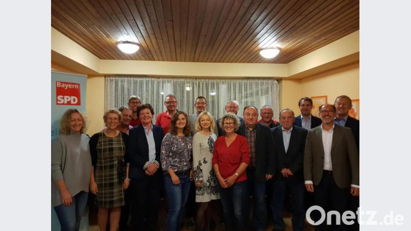 Bei der Nominierungskonferenz (vorne, von links): Andrea Meier, Karin Lay, Monika Rambach, Veronika Frenzel, Gabi Pilz, Hans Hartinger, Franz Kölbl, Vorsitzender Markus Bayer; hinten, von links: Peter Karzmarczyk, Patrick Hackl, Udo Fechtner, Reiner Volkert, Werner Cermak, Franz Bleicher, Thorsten Kraft und Altbürgermeister Richard Gaßner. Bild: Jonas Lay