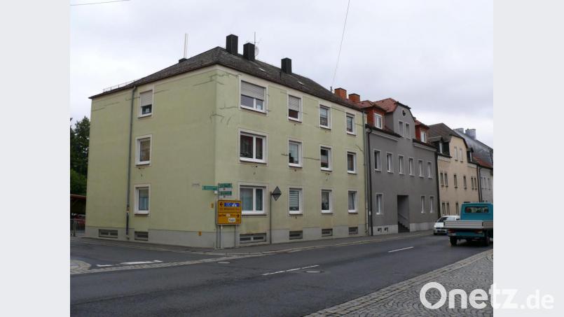 Auf der freien Fläche an der Fassade des Anwesens Egerer Straße/Liststraße (rechts neben der Fensterreihe) wollte ein auswärtiger Antragsteller eine rund 12 Quadratmeter große Werbeanlage montieren. Der Stadtrat lehnte das Vorhaben ab. Bild: kgg