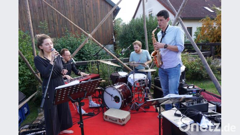 Das &quot;Strompost Kollektiv&quot; sorgt mit jazzigen Klängen für die passende Begleitmusik. Bild: dom