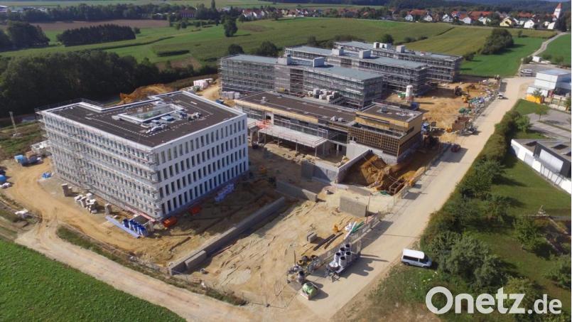 Von der Autobahn A6 aus ist die Firmenzentrale gut zu sehen - für alle, die von Amberg-Süd Richtung Nürnberg fahren. Bild: GRAMMER AG
