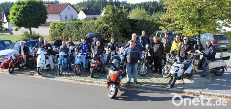Bei herrlichem Herbstwetter machten sich 20 Zweiradfahrer mit der Thumsenreuther Feuerwehr auf eine Reise durch das Kemnather Land. Doch die Ausfahrt war nicht ohne Pannen. Die älteste Maschine (Baujahr 1951, 248 Kubikzentimeter, mit Beiwagen) steuerte Alfons Höcht (links). Bild: att