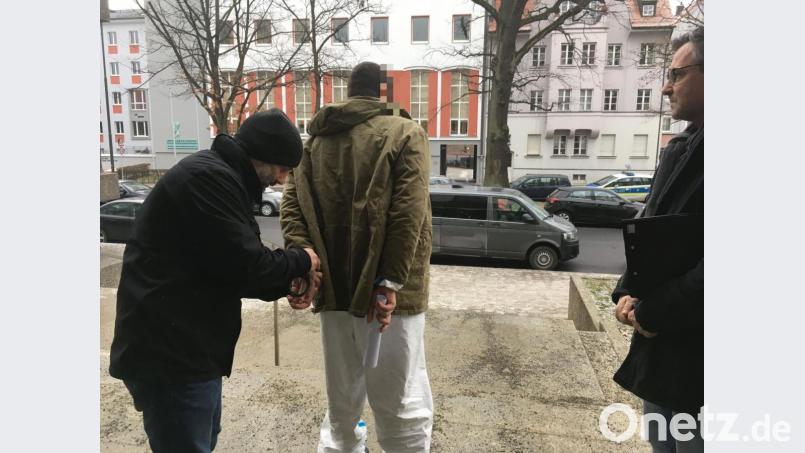 Die Mutter ist tot. Der Partner wird, nachdem er von Mittwoch auf Donnerstag in Polizeigewahrsam war, hier gerade in die JVA Weiden gebracht. Doch was wird aus den Kindern? Bild: ca