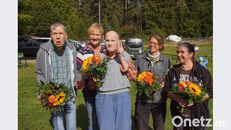 Heimleiterin Petra Spachtholz (Zweite von links) überreichte Heimbewohnern und Mitarbeiterinnen Blumen für jahrzehntelange Zugehörigkeit zum "Haus Fuchsenschleife". Bild: mmj