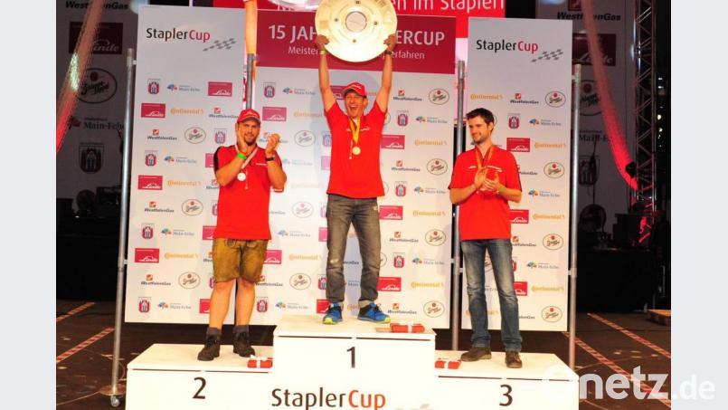 Max Üblacker junior (links) aus Flossenbürg hat es aufs Siegertreppchen geschafft. Er ist deutscher Vizemeister im Gabelstaplerfahren. Erster ist Erwin Brummer aus Gambach, den 3. Platz belegt Sebastian Schenkelberg aus Isenburg-Neuwied. Bild: StaplerCup/Klaus Voit und Daniel Peter