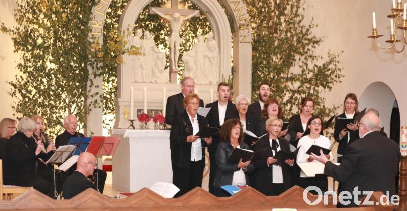 Der evangelische Kirchenchor unter der Leitung von Martin Häupler. Mit auf dem Bild das Holzbläserquartett und Wolfgang Charanza am Klavier. Bild: JOCHEN NEUMANN 
ERBENDORF