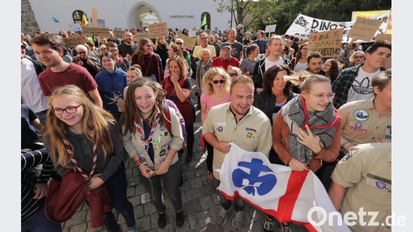 Ehrensache für viele Verbände, nicht nur aus der Jugend, mit Bannern und Abordnungen dabei zu sein. Bild: Wolfgang Steinbacher