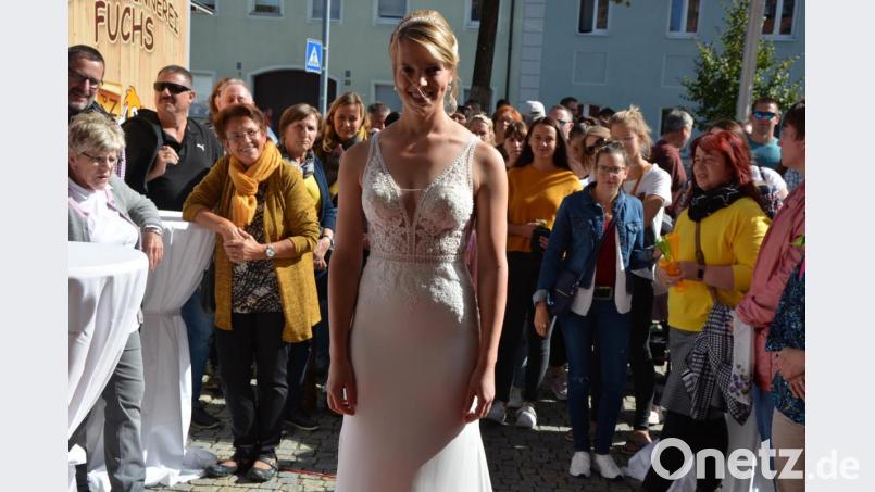 Aktuelle Brautmode präsentierten fünf Models am Oberen Markt in Mitterteich. Die Zuschauer sparten nicht mit Beifall. Bild: jr