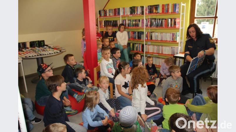 Polizistin und Lesepatin Carmen Schwabe unterhielt die Kinder mit spannenden „Polizeigeschichten“. Bild: frd