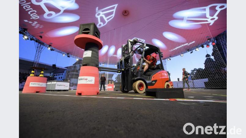 Hält der Turm? Max Üblacker junior in Aktion beim StaplerCup 2019 in Aschaffenburg. Bild: StaplerCup/Klaus Voit und Daniel Peter