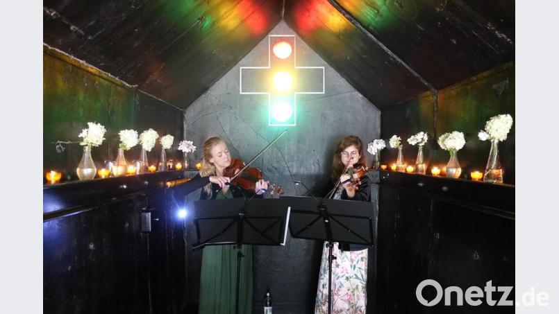 Die überzeugenden Geigerinnen Anna Godelmann und Anna-Sophia Kraus boten ein musikalisches Highlight dar. Bild: exb