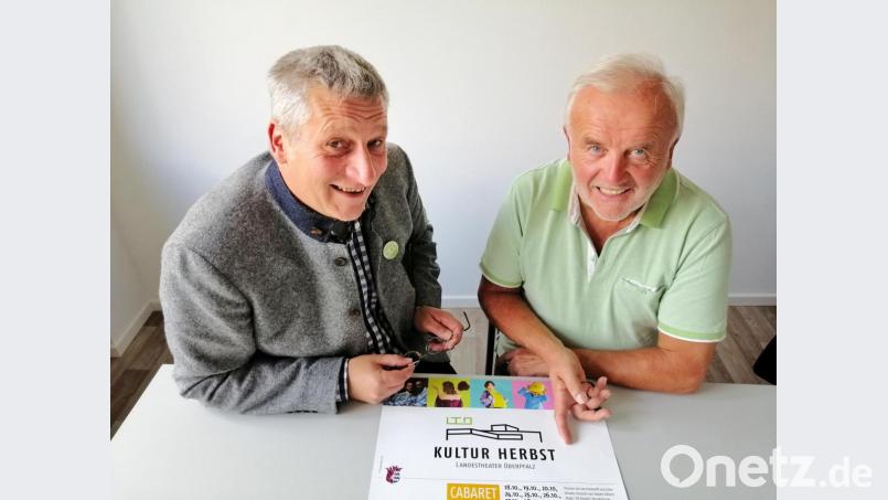 Wolfgang Meidenbauer (links) und Bernd Hofmann stellen das Programm des Landestheaters Oberpfalz für den Kulturherbst vor. Bild: anv