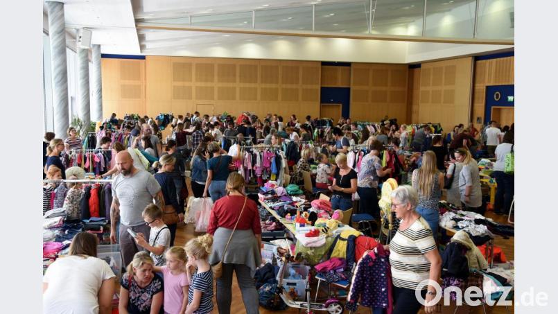 Viele Verkäufer, viele Besucher: Der fünfte Baby-Kinder-Tischflohmart der Krabbelgruppe ist ein enormer Erfolg. Bild: bgm