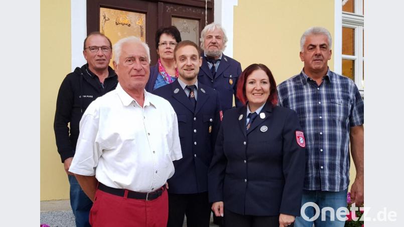 Ewald Komor (vorne, links) war in der ganzen Welt zuhause, doch immer wieder zieht es ihn in seine alte Heimat. Jetzt feierte er seinen 75. Geburtstag und vor allem Feuerwehrkameraden, Vertreter der Dorfgemeinschaft und Verantwortliche des Obst- und Gartenbauvereins &quot;Pfreimdtal&quot; gratulierten. Bild: dob