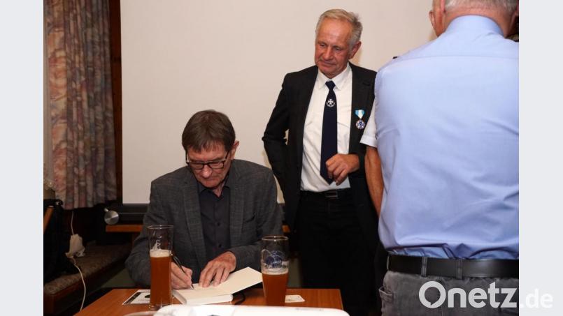 Für Bernhard Kopp (stehend) signierte BSB-Präsident Oberst a.d. Richard Drexl eine Ausgabe seines Buches. Bild: bkr