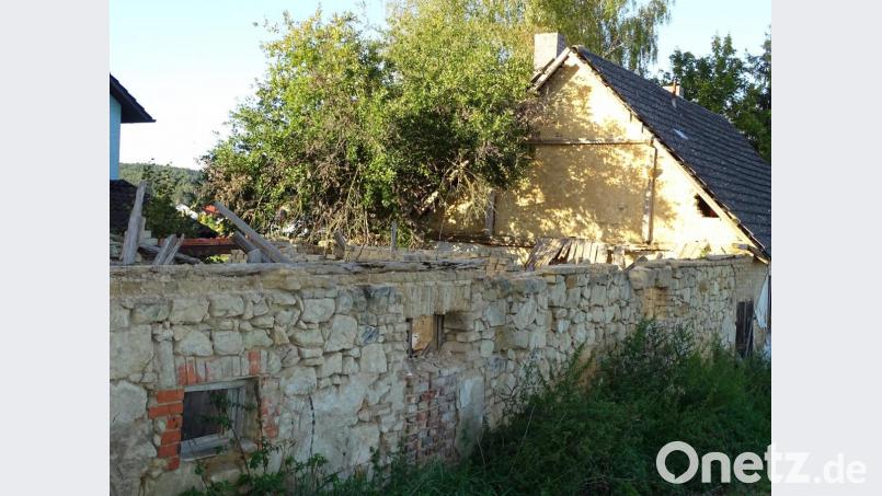 Nicht gerade eine Zierde: Das verfallene Haus bei Högling. Bild: Houschka