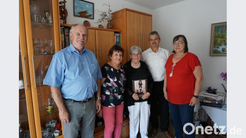Emilia Schneider (Mitte) feiert ihren 85. Geburtstag. Auch Bürgermeister Andreas Wutzlhofer (Zweiter von rechts) gratuliert. Bild: Hopperdietzel, Dominik