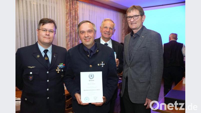 Der Präsident des Bayerischen Soldatenbundes, Oberst a.D. Richard Drexl (rechts), überreichte die von ihm unterzeichneten Urkunden an Marcus Köppel, Thomas Semba und Bernhard Kopp (von links). Bild: bkr